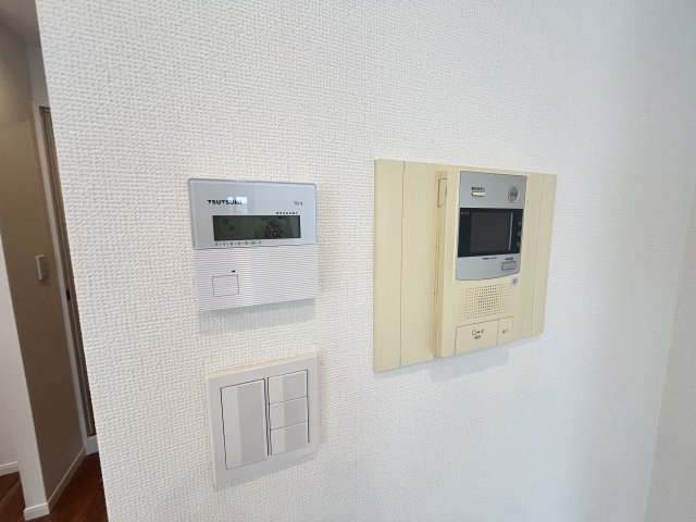 来訪者を確認できるモニターフォン付で安心です