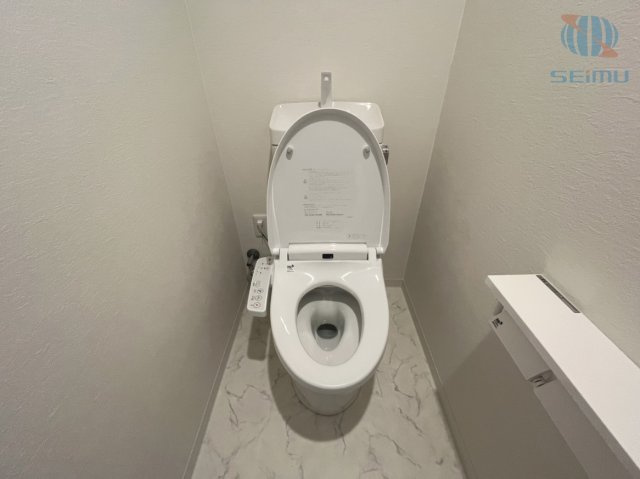 【トイレ】清潔感のある落ち着いたトイレ空間。毎日を快適に過ごせる使い勝手の良い設計です。