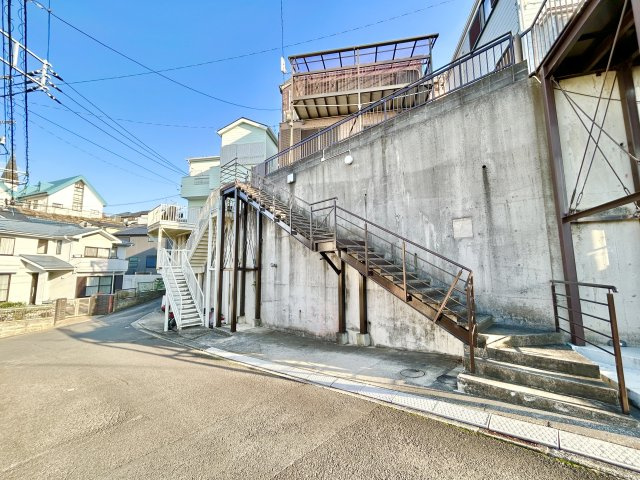 前面道路含む現地外観写真。車通りも少なく閑静な住宅地内に立地。