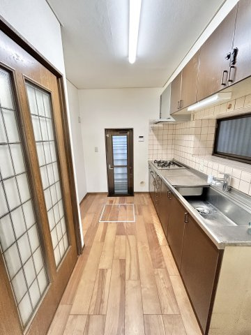 キッチン写真。キッチンには窓、勝手口があります。