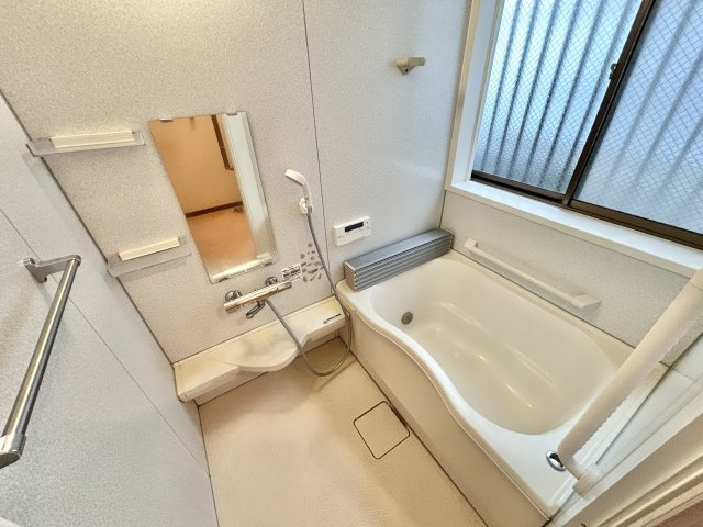 浴室部分。大きな窓があり換気もばっちりです。