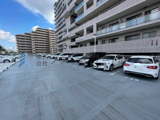 敷地内の平面駐車場で入出庫楽々です♪