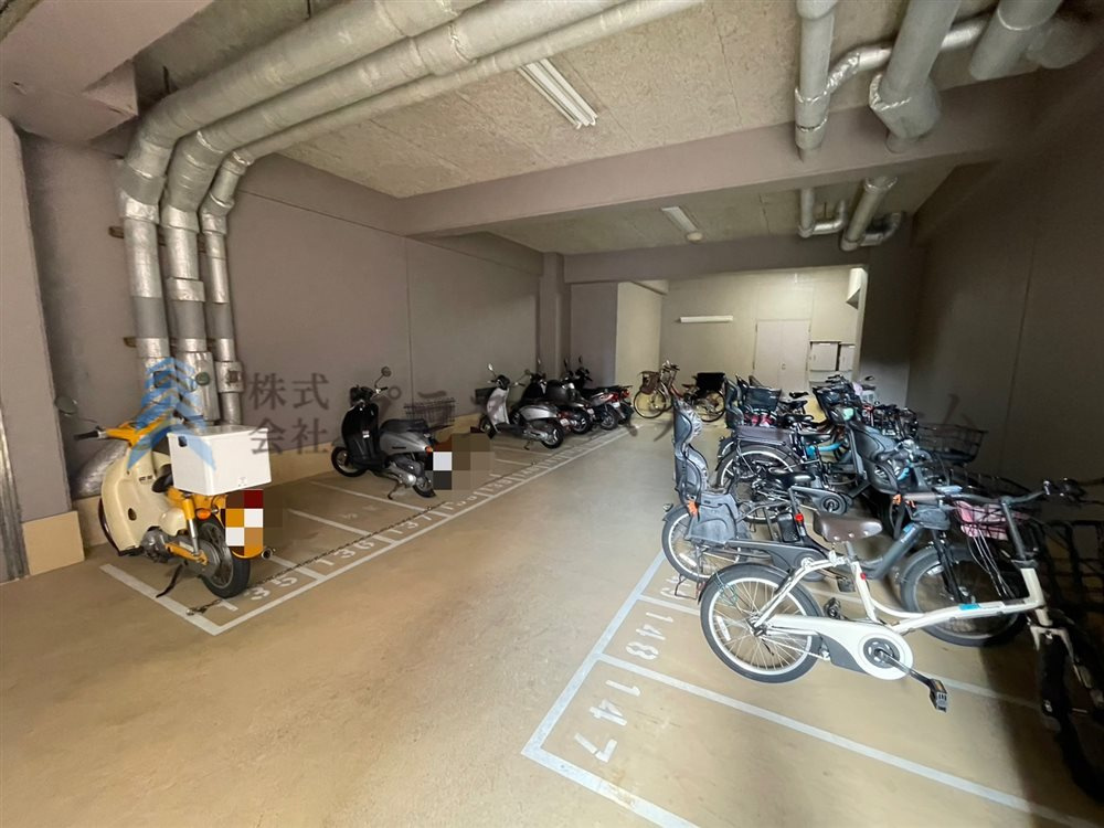 室内駐輪場で雨・風に晒されずにきれいに保管できます♪