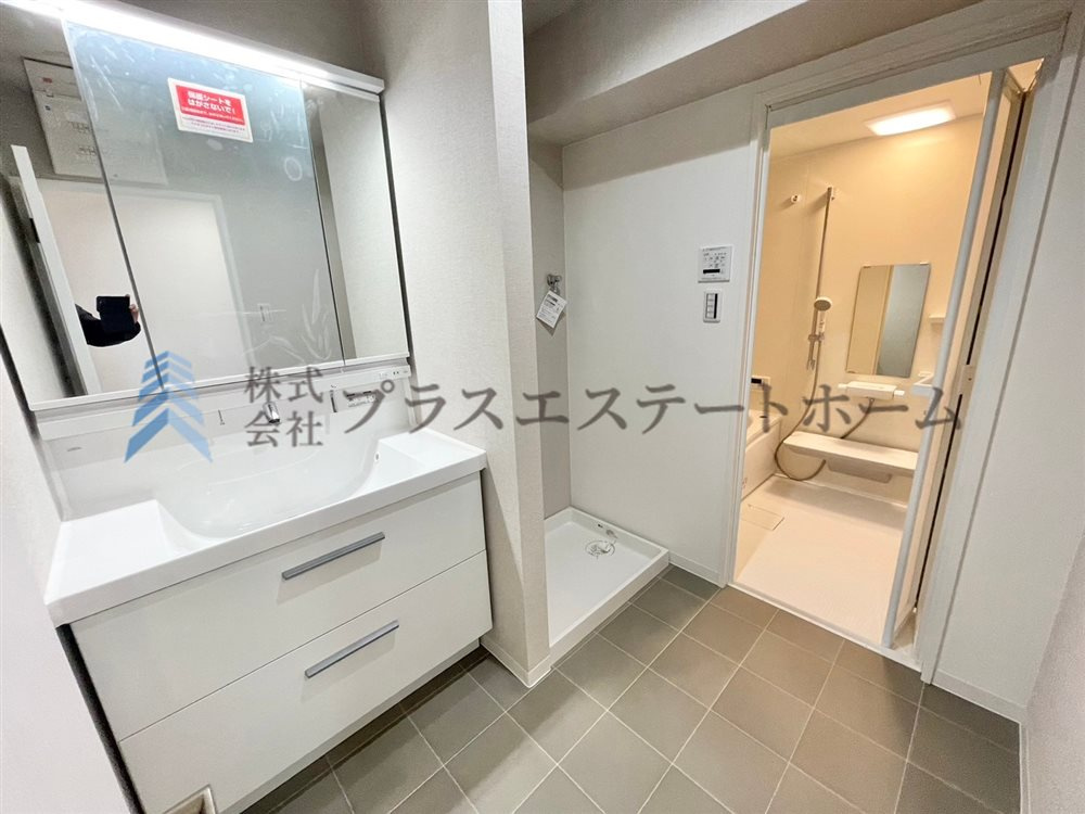 三面鏡付きの洗面台で朝の身支度も整います♪