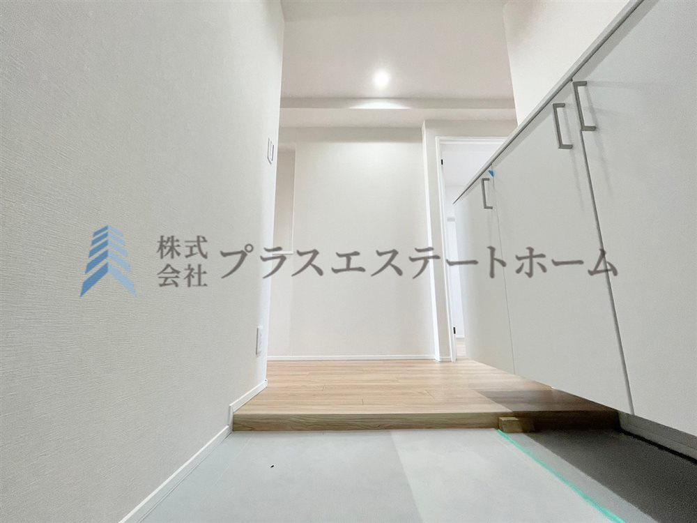 玄関も白基調で明るく仕上がっています♪