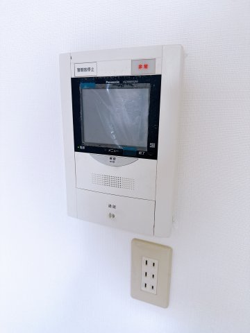 TVモニター付きインターホン。来客を室内で確認可能です。