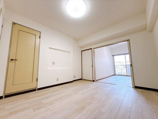 フローリング仕様。隣室の建具を開放して一体利用も可能です。