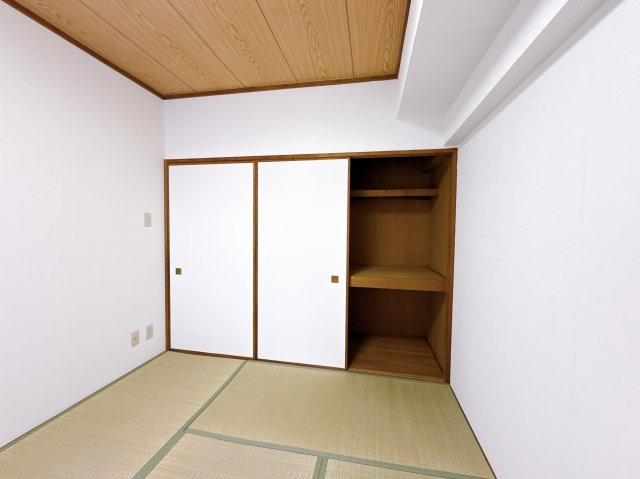 和室の押入れ収納。中段・枕棚があり荷物を整理できます。