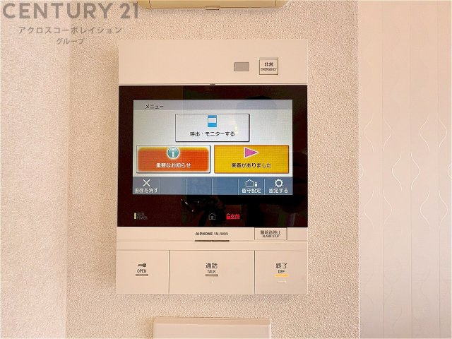 訪問者が来たときにテレビ画面で確認できるため、安心してドアを開けられます。録画機能があるものもあり、留守中に来訪者を記録しておくことができます。利便性が高く、セキュリティ面でも安心です。　
