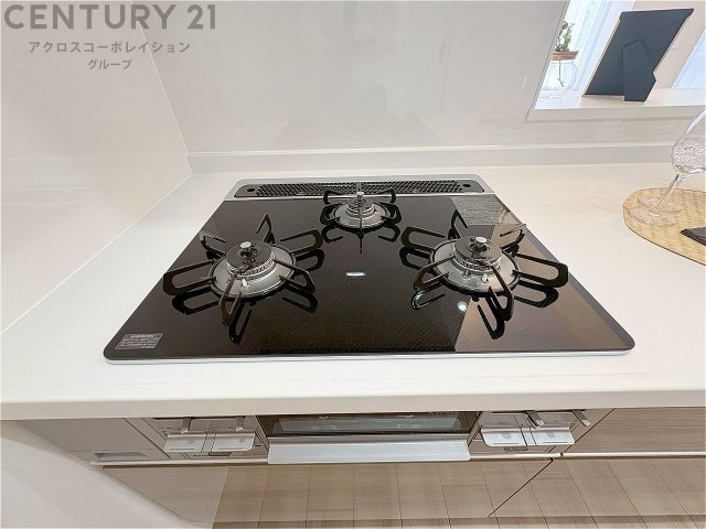 多数の調理器具を同時に使用でき、料理の効率化が可能。省エネで節約になり、様々な料理スタイルに適応できます。また、火力調整が独立しており、手入れや掃除もしやすく、今よりもっとお料理が楽しくなるかも。　