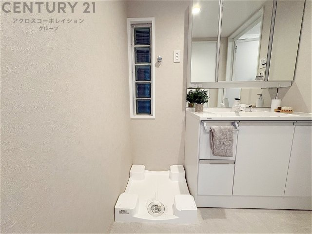 洗濯物の仕分け作業がしやすく、整理整頓が容易になります。洗濯音や湿気を他の部屋に持ち込まず、生活環境を快適に保ちます。上部を活用すれば収納スペースを確保でき洗剤や洗濯用品の整理もしやすくなります。　