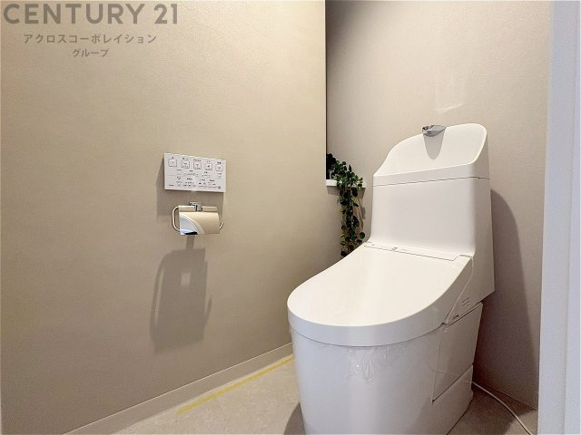 温水洗浄便座付トイレは温水洗浄機能により、暖かい水でおしりを洗浄することができ、冷たい水を使う従来の便座に比べ、温水洗浄機能で暖かいトイレを提供し、快適な使用を可能にします。　