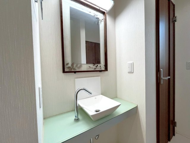 洗面台とは別にトイレを出たところにオシャレな手洗いがあります♪