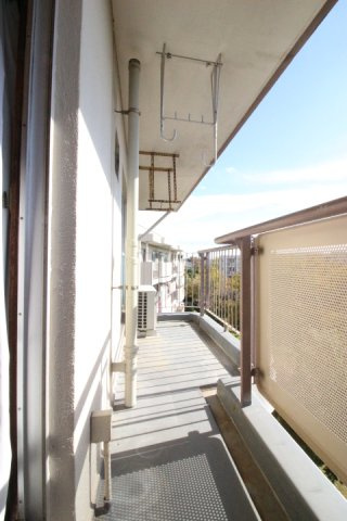 暖かな日差しのふりそそぐバルコニー