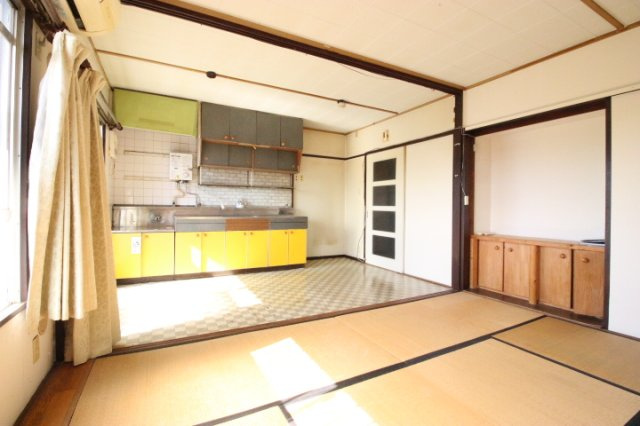 ダイニングと続き間の6帖和室、ゆったりとした居間です