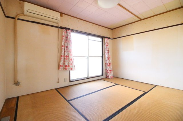 明るい北側6帖の和室です　バルコニーもあります