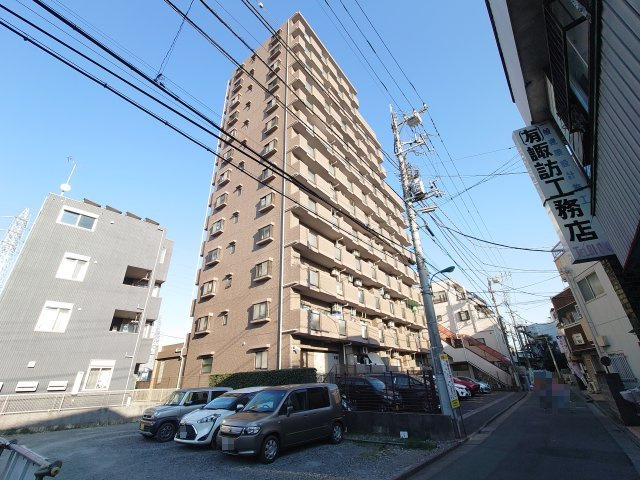 住環境良好な立地に建つマンションです