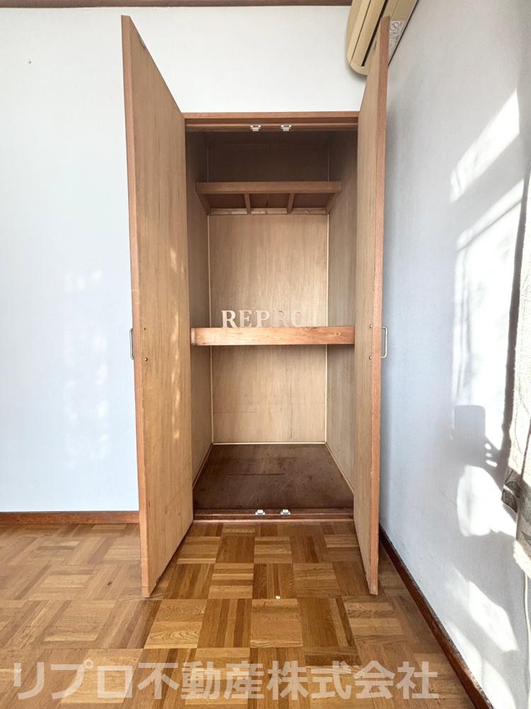 4.5帖の洋室にある2段収納は、しまう物に合わせて使い分けができて便利です！