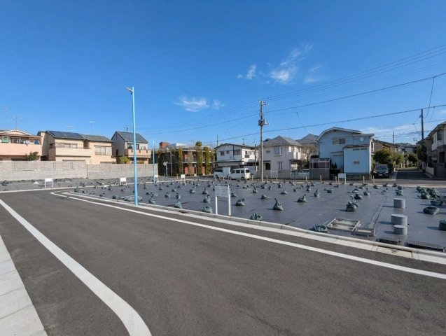 インターロッキングで舗装された歩道に面してます　全18区画の大型開発分譲地　無電柱化の美しい街並み