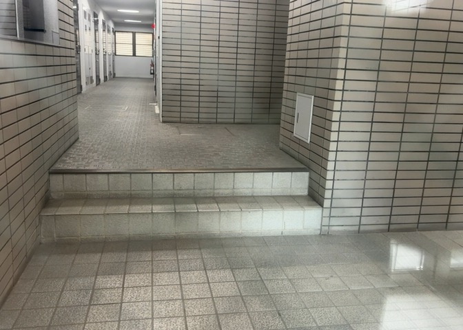 ラウンジは、マンションの共用スペースに椅子やテーブルなどを配置した利用者が寛げる空間です。屋内型ラウンジと屋外型ラウンジがあります。共用部分の管理状況と合わせて、詳細については現地でご確認ください。