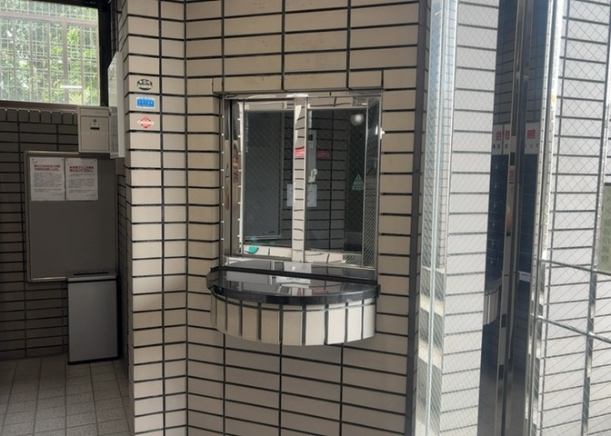 受付はマンションコンシェルジュがいる場合もあれば、管理人が滞在する小部屋を総称して呼ぶことがあります。主にエントランスに設置されていることから、防犯面でも期待ができます。防犯設備がない場合はより安心！