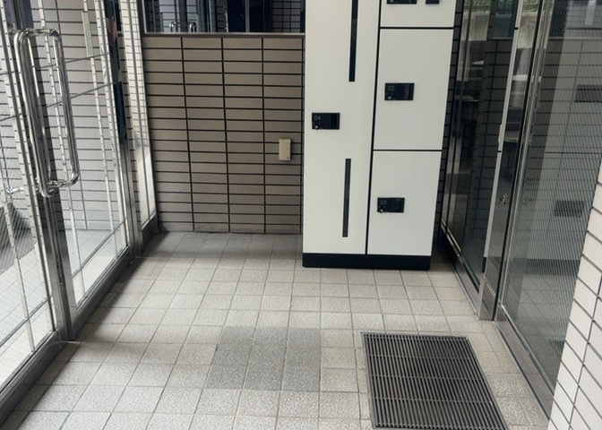玄関は家の顔でもあり、家族以外の目にも止まる場所です。玄関は外との間を仕切る扉、靴などをしまっておく収納スペース、靴脱ぎのたたきスペース、来客とのやり取りをするドアホンなど複数のアイテムからなります。