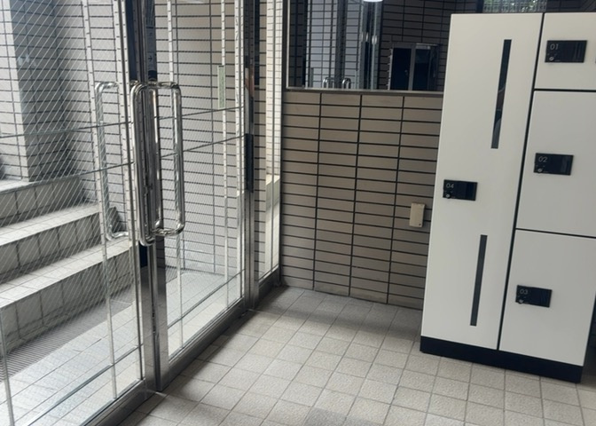 共有部分は、住民なら誰もが使える設備のこと。例えば駐車場やエレベーター、インターネット設備、セキュリティ設備などがあります。他にも、マンションの廊下・外部階段やエントランス・ゴミ置き場などがあります。