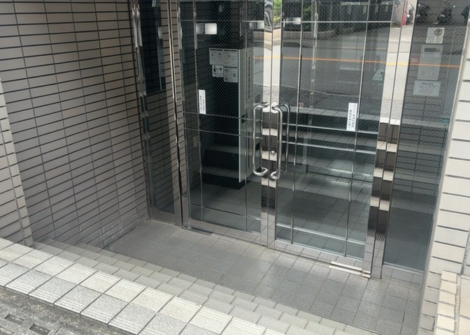 共用部分は、一棟の建物に住む区分所有者全員が共同で所有するとし、共用部分の管理、補修などは、区分所有者で形成される管理組合が行います。個人の判断で勝手に変更することはできませんので覚えておきましょう。
