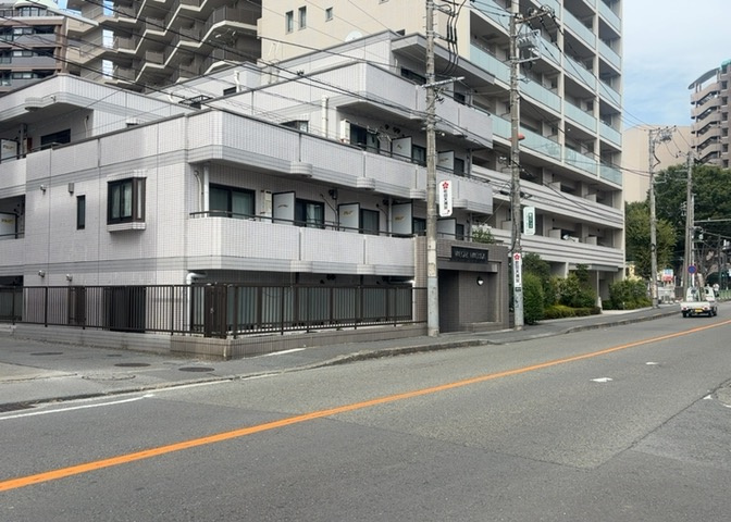 外観はマンション管理がされているかの目安になります。築年数が古いと、壁面は劣化してひび割れが生じることも！建物が古びていても細かいところが修繕されていると、きちんと管理されているなぁと感じるでしょう。