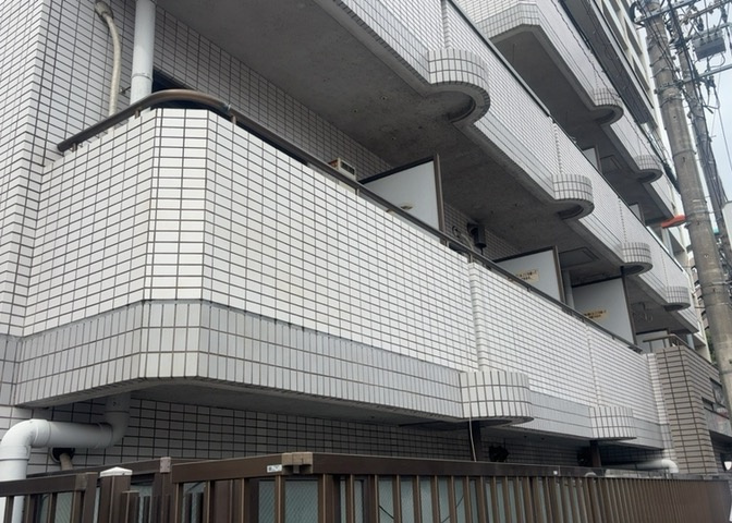 マンションの駐輪場は、事前に空きがあるか確認を取ると安心です。せっかく入居したのに駐輪スペースがない！なんてことになったら大変ですよね。そこで、内見時や購入前にはまず事前に確認しておくと良いでしょう。