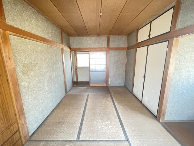 2階バルコニーに面している6帖の和室になります。南東向きバルコニーに面しているため日当たり良好で明るいお部屋です。