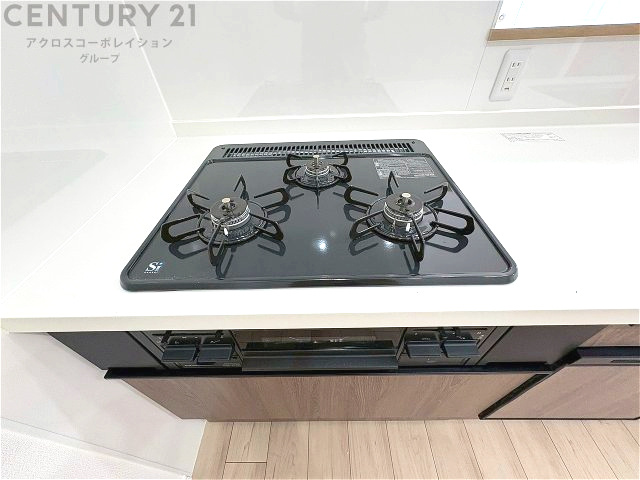 多数の調理器具を同時に使用でき、料理の効率化が可能。省エネで節約になり、様々な料理スタイルに適応できます。また、火力調整が独立しており、手入れや掃除もしやすく、今よりもっとお料理が楽しくなるかも。