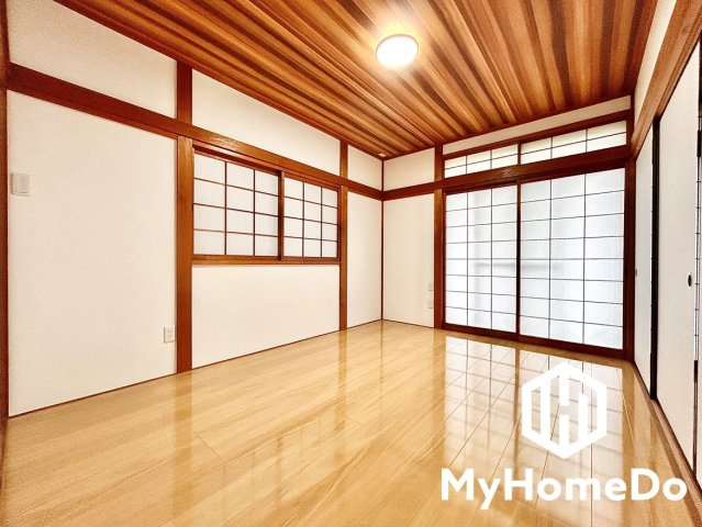 大きなベッドを置いてもゆとりのある広さ。上質な睡眠をサポートする落ち着いた寝室。