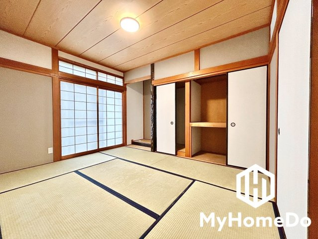 お子様の成長に合わせて使える明るい洋室。勉強も遊びものびのびと楽しめるお部屋です。