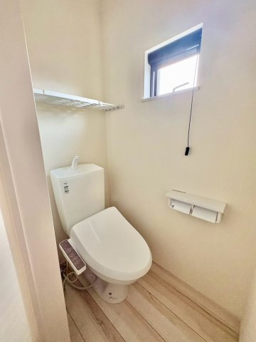トイレは1階・2階それぞれにあって便利です。温水洗浄機能付き。