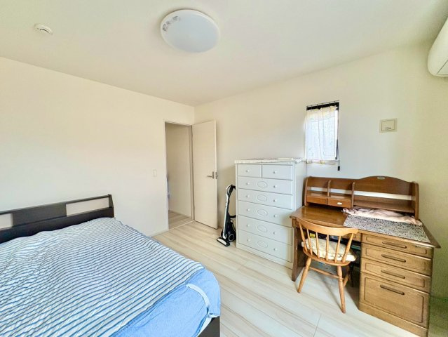 主寝室　7帖　南東向きで陽当たり良好・バルコニーに面していて開放感あふれる居住スペースです。