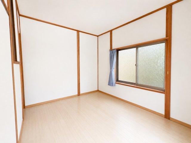 白を基調とした内装に木の柱や建具が映える、明るくすっきりとした6帖洋室。窓から自然光を取り込め、家具のレイアウトもしやすい空間です。子ども部屋や寝室、書斎など幅広い用途に活用できます。　