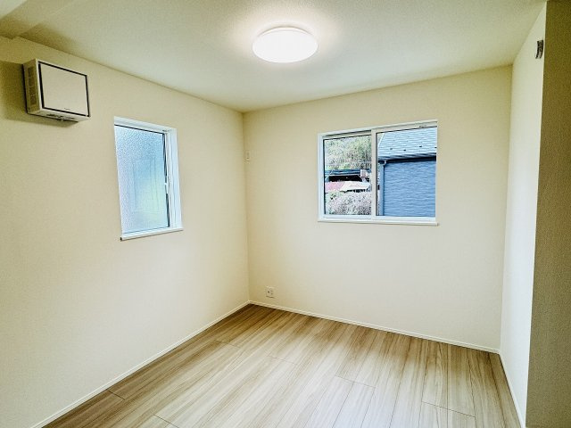 ～2階6.5帖の洋室　2面採光で明るく風通しの良いお部屋です～