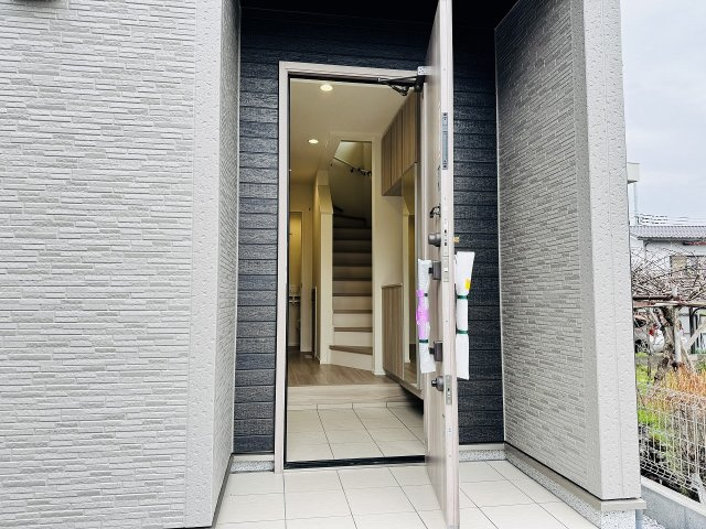 ～玄関は安心のWロックキーを採用～