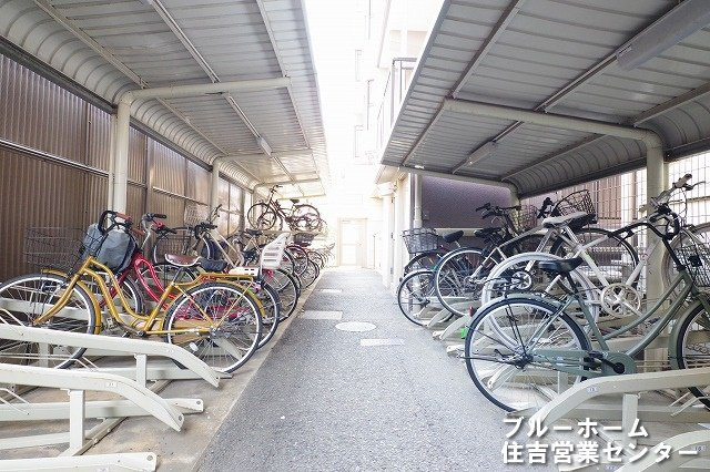 屋根付きの駐輪場です！
