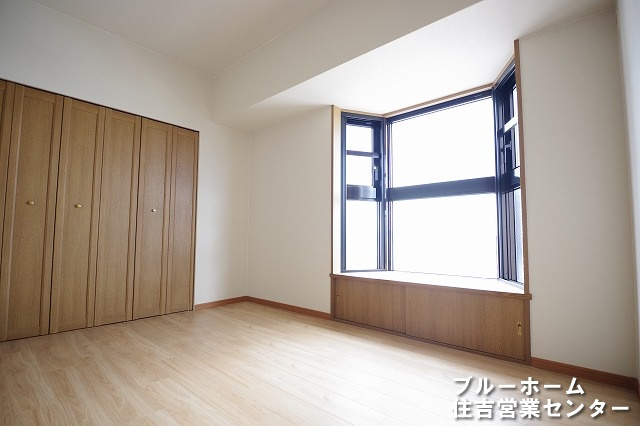 約5.2帖の洋室です！お部屋には収納や窓があります！