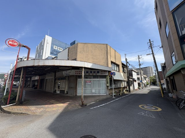 歩道にはアーケードがあり、雨の日でも安心です。
