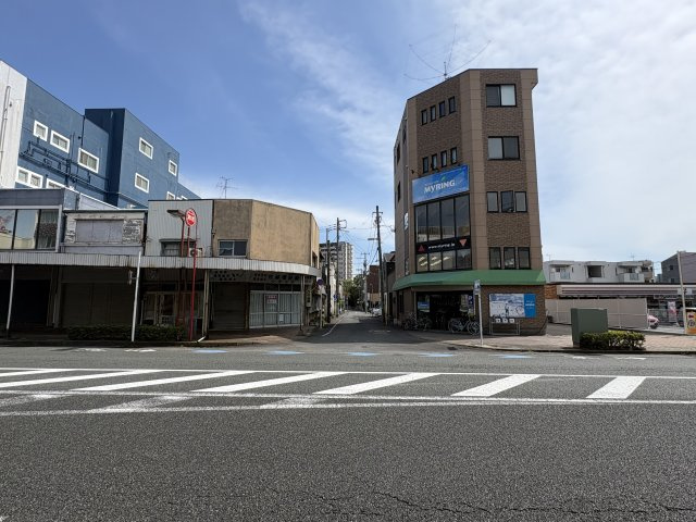 御成橋通りは幅員約25mのゆとりある道路で、開放感のある街並みが広がります。