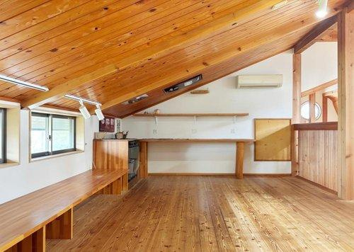 秘密基地のような屋根裏書斎（視認性を高めるために一部加工しています)