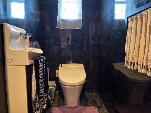 黒色でまとめられたトイレは汚れが目立たない上に落ち着く空間