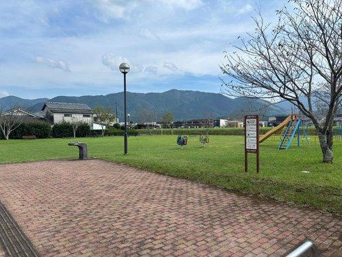 目の前には広い公園があります