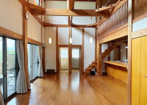 上質な木材をふんだんに使った吹き抜けのリビング。(視認性を高めるために一部加工しています)