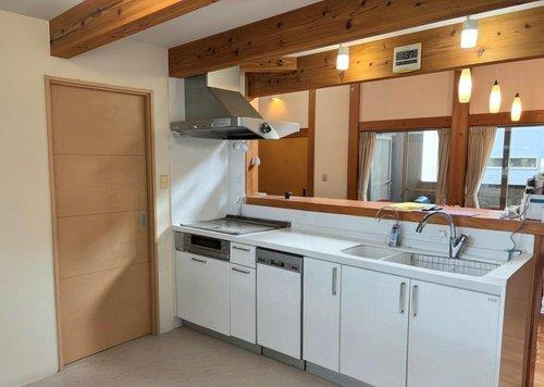 光が差し込む対面キッチン（視認性を高めるために一部加工しています)