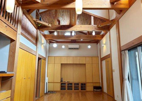 上質な木材をふんだんに使った吹き抜けのリビング。(視認性を高めるために一部加工しています)