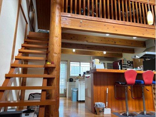 秘密基地のような屋根裏書斎への階段